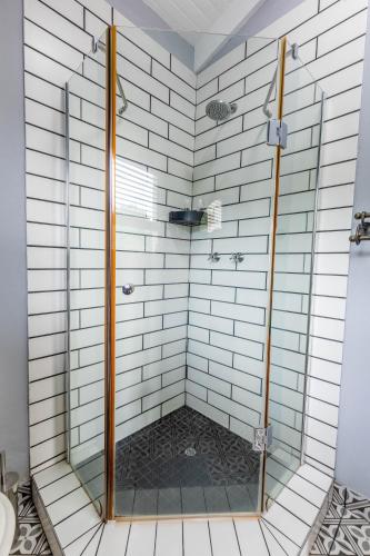 Bilik mandi di La Roca Guest House
