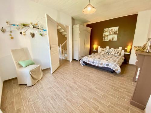 Postel nebo postele na pokoji v ubytování Moulin du pont neuf Maison des Meuniers