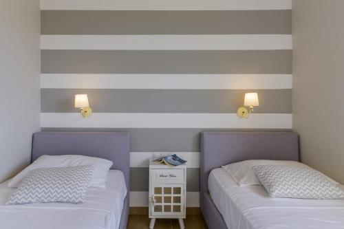 two beds sitting next to each other in a bedroom at Comfeto & Mandolato Sweet Houses in Lakithra