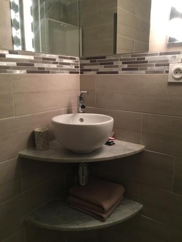 une salle de bain avec un lavabo et un miroir dans l'établissement Studette de Cannes, à Cannes