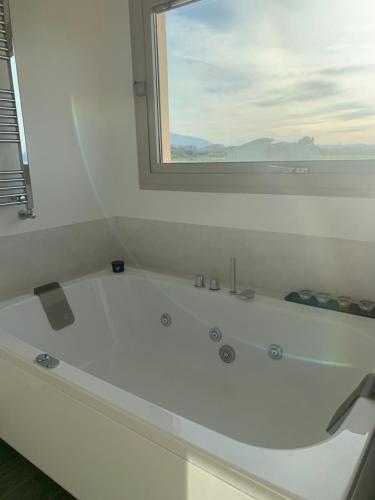 Et badeværelse på Appartamento in Villa con idromassaggio