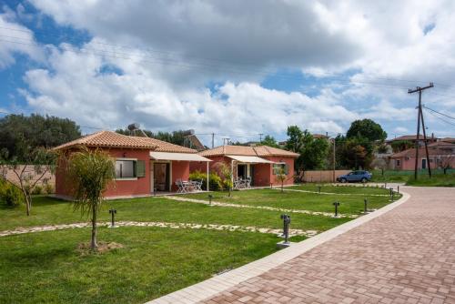 Lakíthra的住宿－Comfeto & Mandolato Sweet Houses，前面有砖瓦车道的房子