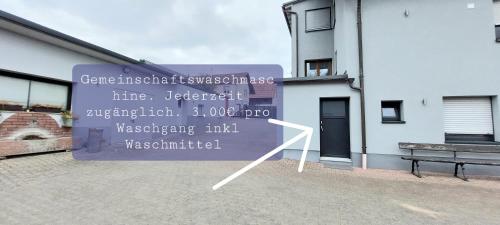 a sign that is on the side of a building at Ferienwohnung/Monteurzimmer auf dem Bauernhof in Mörlenbach