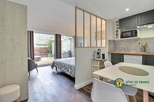 une cuisine et une chambre avec un lit et une table dans l'établissement Aux Matins du Bonheur, à Surzur