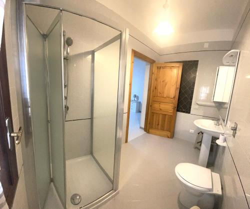 un bagno con doccia, WC e lavandino di B&B La CYCAS a San Vito lo Capo