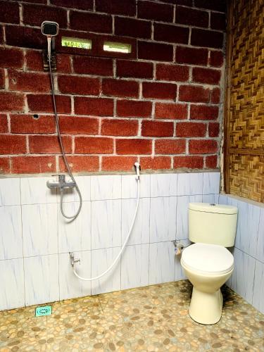 Ένα μπάνιο στο Tetebatu Sama Sama Bungalows