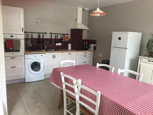 Kuchyň nebo kuchyňský kout v ubytování Moulin du pont neuf Maison des Meuniers