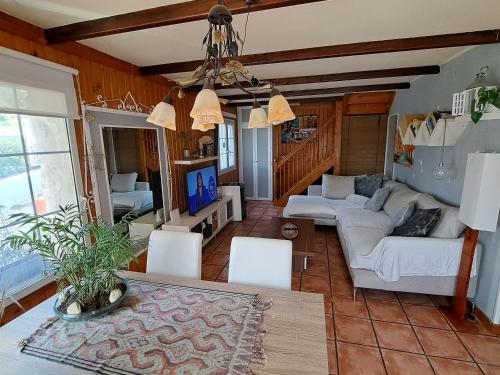 A seating area at Casa con encanto