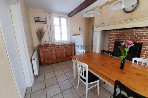 Il comprend une cuisine et une salle à manger avec une table et une cheminée. dans l'établissement SVB11 