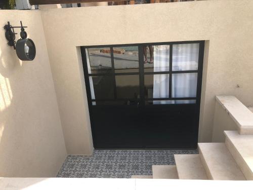 een zwarte deur met een raam in een huis bij לאורה in Umm el Shuf
