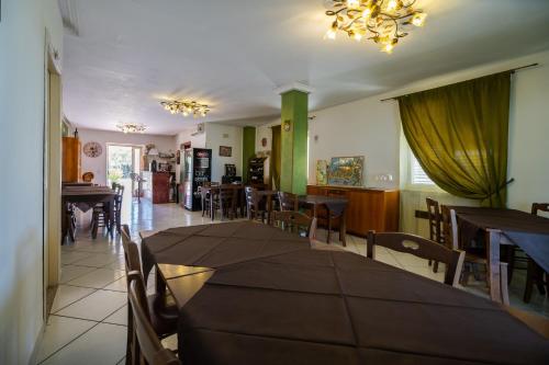 una sala da pranzo con tavolo e sedie e una sala da pranzo di Villa Brunella ad Agropoli