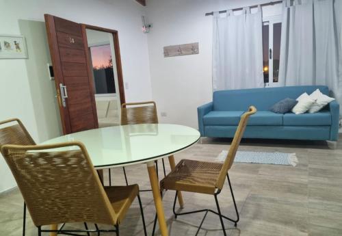 uma sala de estar com uma mesa e cadeiras e um sofá em Departamento Sinsacate em Sinsacate