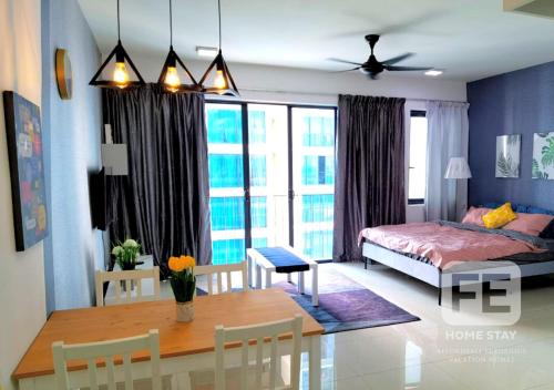 una camera da letto e una sala da pranzo con tavolo e letto di Netflix Wifi Trefoil Homestay Setia Alam SACC Homestay FE a Shah Alam