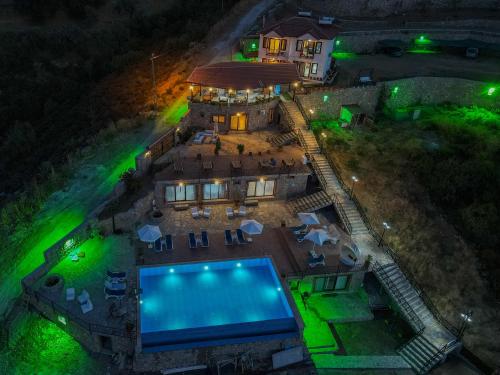 セリミエにあるSelimiye Lime Gardenのスイミングプール付きの家屋の上面の景色