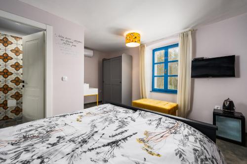 a bedroom with a bed and a window at Ponte Porton Dining & lodging in Grožnjan