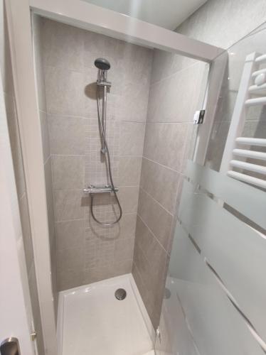 ラネステールにあるKALEE APPARTEMENT T2のバスルーム(シャワー、トイレ付)