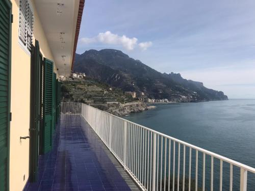 - un balcon offrant une vue sur l'eau dans l'établissement Nel blu dipinto di blu, à Ravello
