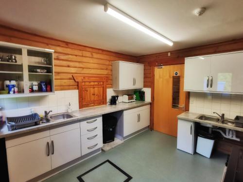 A kitchen or kitchenette at Shore Lodge