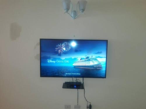 En tv och/eller ett underhållningssystem på Oak Villa (2 bedroom residential home)