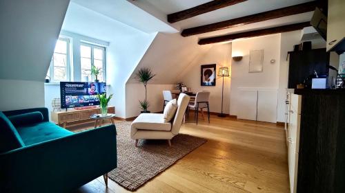 a living room with a blue couch and a table at One Apartment's⎢Neu+Zentral⎢Alberstplatz⎢Altbau in Coburg