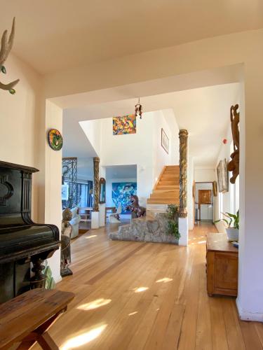 a living room with a fireplace and a piano at Tunquen Magico in Tunquen