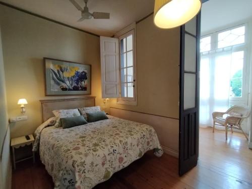 アリオンダスにあるHotel Casona del Sellaのベッドと2つの窓がある寝室