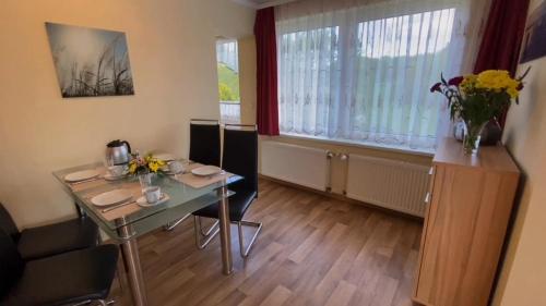 a small room with a table and chairs and a window at Ferienanlage Mönchgut, Ferienhaus Mönchgut in Göhren