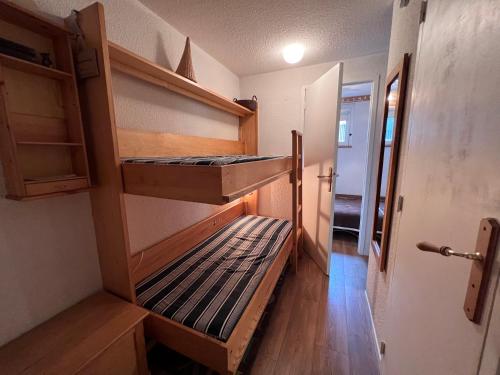 Cette chambre comprend 2 lits superposés et un couloir. dans l'établissement Parnasse 413 - Appartement centre, à La Clusaz