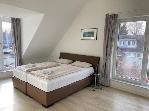 เตียงในห้องที่ Exklusive familienfreundliche Ferienwohnung im Haus Aalbeek