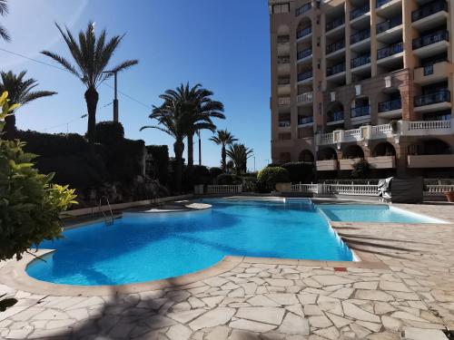 une piscine devant un immeuble dans l'établissement Appartement en bord de mer, à Cannes