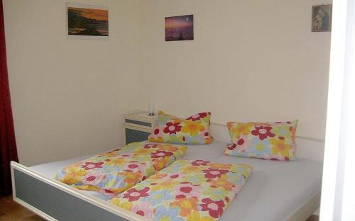 1 cama con 2 almohadas en una habitación en Ferienwohnung Nr 2, neben Bauernhof, Roßhaupten, Allgäu, en Rosshaupten