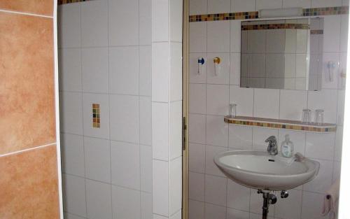 y baño con lavabo y espejo. en Ferienwohnung Nr 1, neben Bauernhof, Roßhaupten, Allgäu, en Rosshaupten