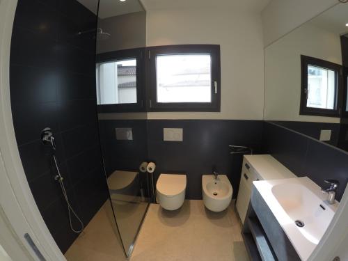 A bathroom at Suite Serenissima bilocale con terrazzo frontemare - Agenzia Cocal