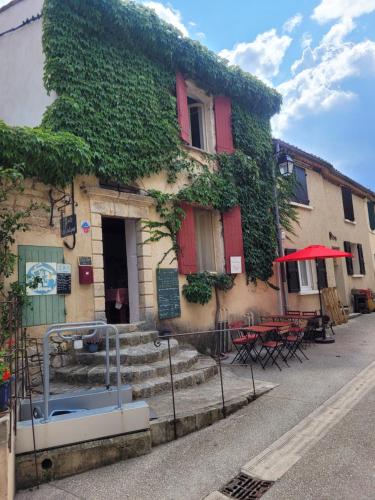 um edifício com hera a crescer ao lado dele em Gîte d'étape de Vitrolles en Luberon em Vitrolles-en-Luberon