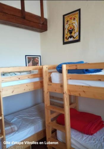 a bedroom with two bunk beds in a room at Gîte d'étape de Vitrolles en Luberon in Vitrolles-en-Luberon