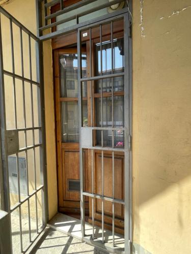una puerta de un edificio con una puerta de metal en MYHOUSE INN LE ROSINE - Affitti Brevi Italia, en Turín
