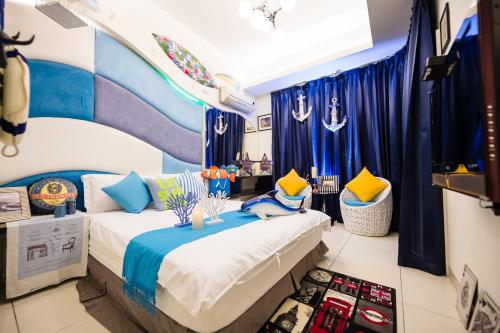 a bedroom with two beds with blue and yellow at 左岸Villa 電動麻將k歌包棟主題派對 in Luodong