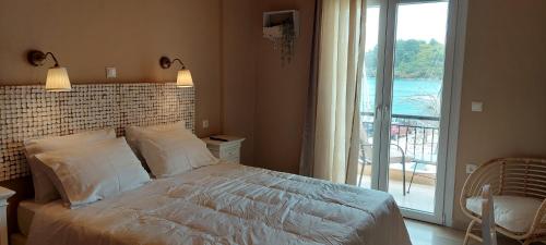 1 dormitorio con cama y ventana grande en Cactus Mini, en Nydri