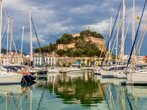 a bunch of boats docked in a harbor with a hill at Planta baja Playa Sol 2 in Denia