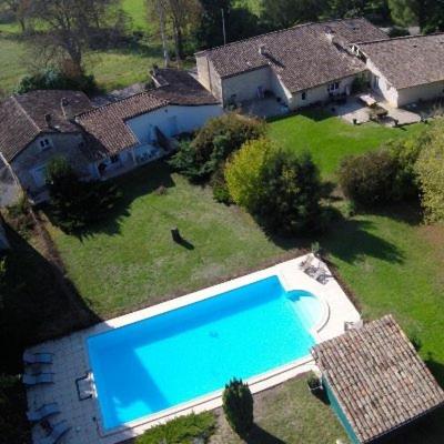 an aerial view of a house with a swimming pool at Chambre Maddy - Au Clos de Parranquet in Parranquet