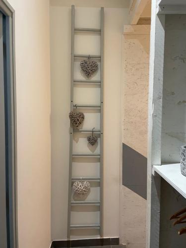 un escalier dans une cuisine avec des étagères métalliques dans l'établissement Bel appartement chic et cosy., à Martres-de-Veyre