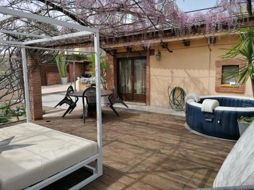 een patio met een pergola en een tafel bij Villa Paquita Loft in Deltebre