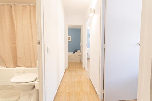 e bagno bianco con servizi igienici e vasca. di New BORODIN FAMILY AB a Lloret de Mar