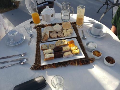 een tafel met een bord eten erop bij La Quinta Resort in Merlo