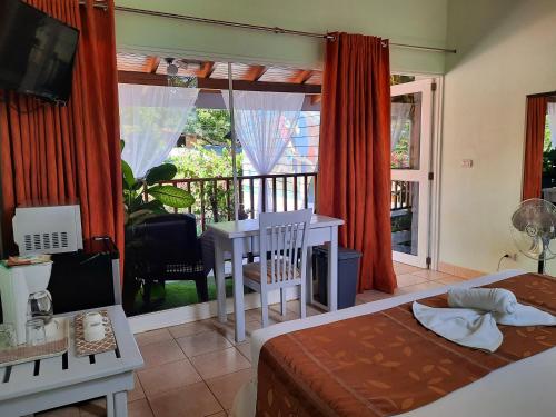 BellaVista Suites By Villas Verdes - Samara Beachにあるテレビまたはエンターテインメントセンター