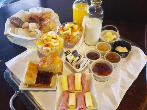 een tafel met een heleboel verschillende soorten voedsel bij La Quinta Resort in Merlo