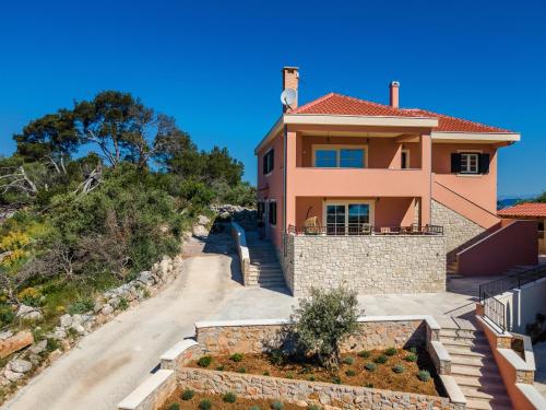 Το κτήριο όπου στεγάζεται  το διαμέρισμα