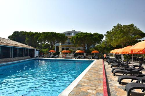 Piscina de la sau aproape de Valais Hotel