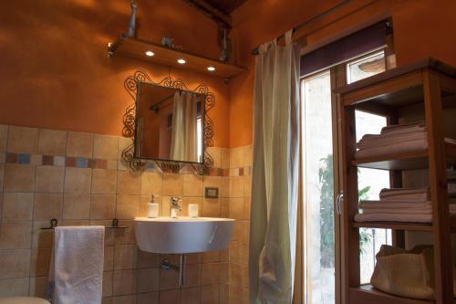 a bathroom with a sink and a mirror at Holiday home Ca' del Cinema in Mombercelli