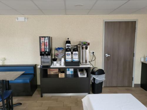 a counter in a room with a table with a drink at Baymont by Wyndham Bridgeport/Frankenmuth in Bridgeport